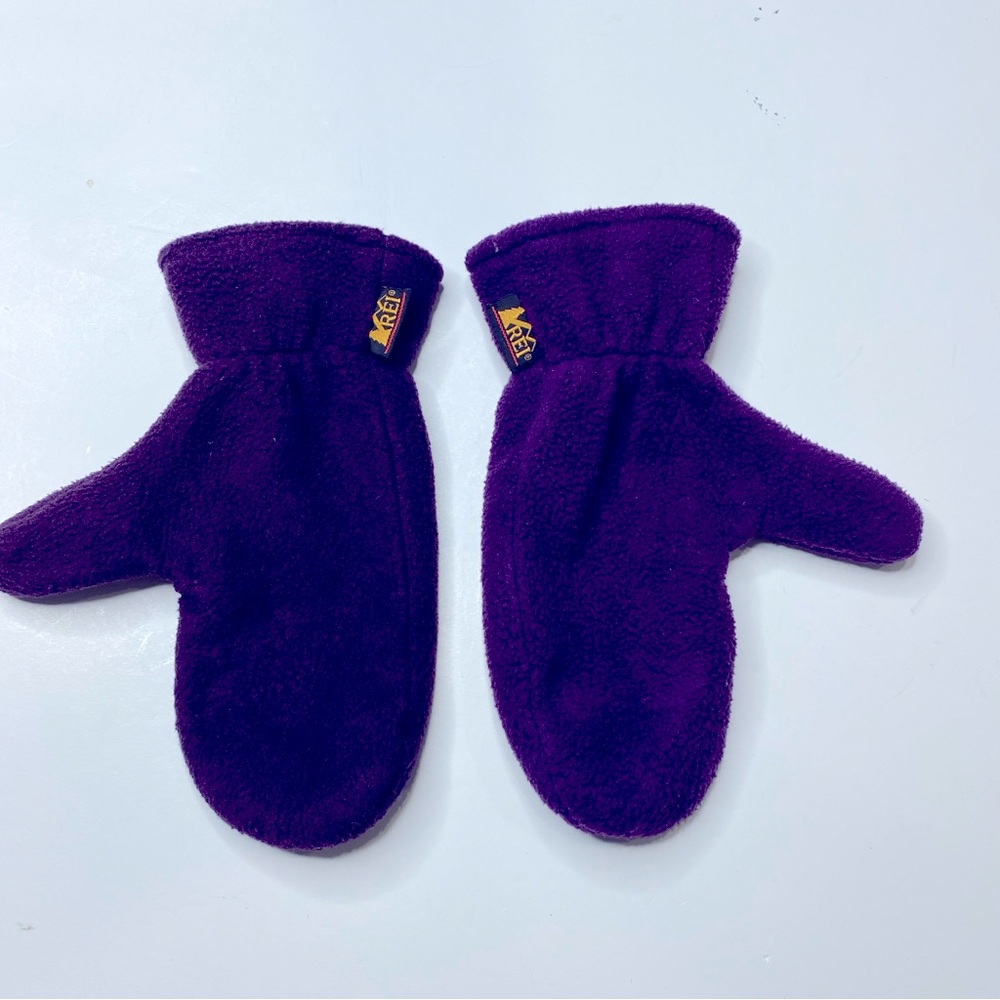REI women’s size Medium purple fleece mittens.
